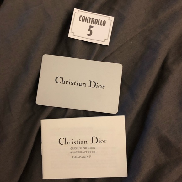 Sale ends today get your Dior clutch while lasts - Picture 4 of 8